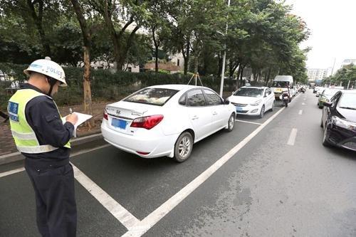 明明停在车位里，为什么还会被贴条罚款？